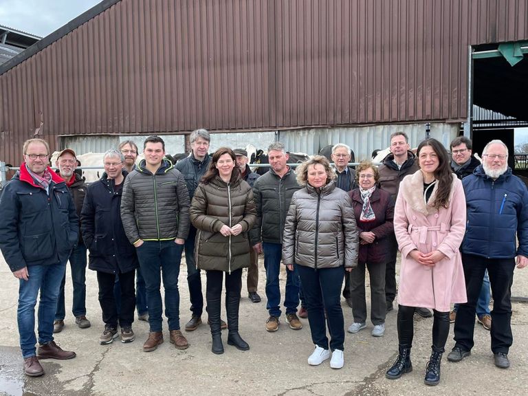 Dr. Ophelia Nick, Paula Backhaus, Kreislandwirtin Bärbel Buschhaus und weitere Vertreter der Landwirte und der Grünen.